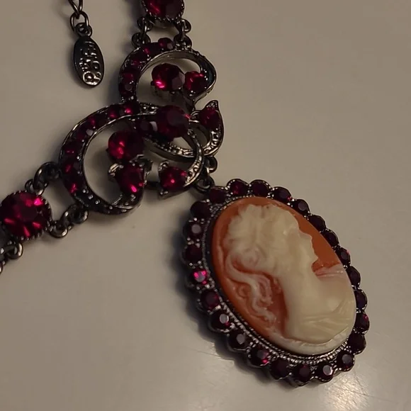 Cameo Pendant With Deep Blood Red Crystals Gunmetal-tone Choker Necklace PoFJ - Picture 16 of 16